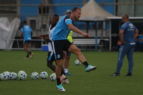 Treino do Grêmio Suárez se reapresenta e Rodrigo Ely é reintegrado ao