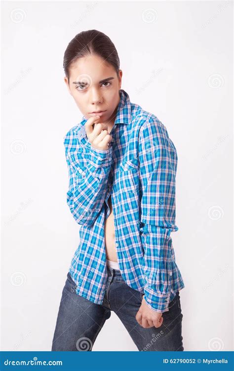 Femme Dans Une Chemise Bleue Et Des Jeans Photo Stock Image Du Beauté