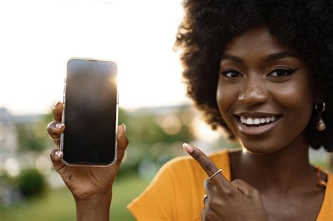 Portrait D Une Jeune Femme Africaine Souriante Tenant Un T L Phone