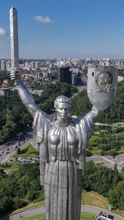 Foto Ukraina Copot Lambang Palu Arit Di Monumen Ibu Pertiwi