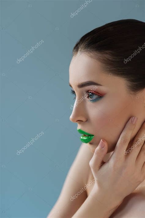 Retrato De Mujer Hermosa Desnuda Con Labios Verdes Rosa Y Azul Sombra