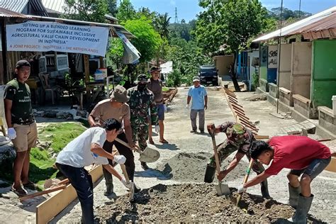 TNI Bantu Warga Bangun Jalan Dan Talud Pada Sembilan Lokasi Di Kota