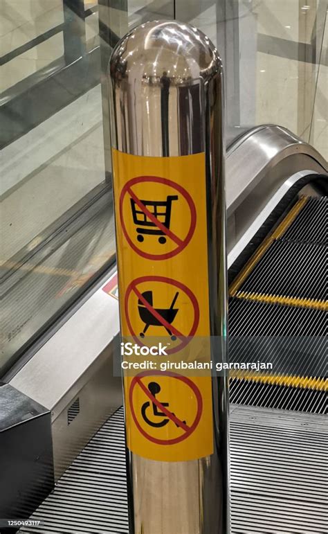 Escalator Safety Barrier Stock Photo - Download Image Now - Escalator ...