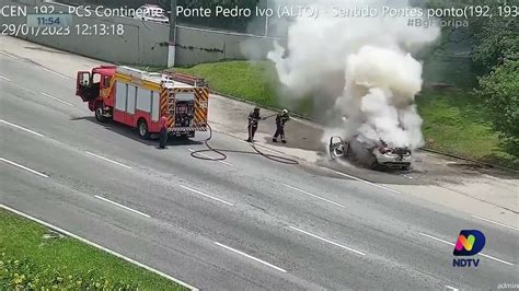 Carro pega fogo na saída da ponte Colombo Salles em Florianópolis