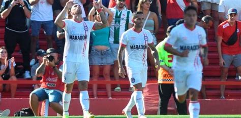 Argentinos Juniors goleó a Newell s volvió a ganar y es líder