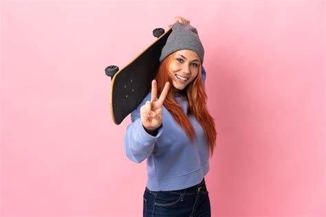 Garota Viajante Segurando Uma Mala Isolada Em Um Fundo Azul Surpresa E