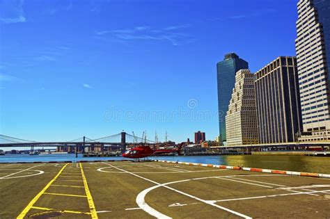 Helicóptero Y Toallita De Helicópteros En El Bajo Manhattan En El