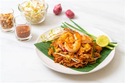 Pad Thai Fideos De Arroz Salteados Con Camarones Estilo De Comida