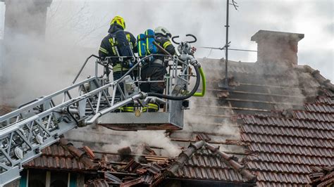 Brand in Dachgeschoß Braver Bello als Brandmelder verhinderte