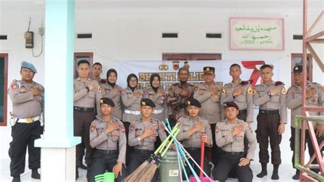 Polisi Indramayu Terjun Langsung Bersih Bersih Masjid Dalam Menyambut