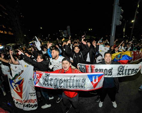 (FOTOS) El banderazo de los hinchas de LDU en Argentina | Studiofutbol