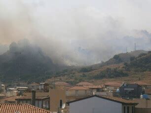 Vasto Incendio Divora La Collina Di Aci Castello Elicottero In Azione