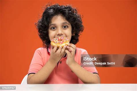 도넛을 먹는 아이 소년 스톡 사진 먹기에 대한 스톡 사진 및 기타 이미지 먹기 아이 어린 시절 Istock