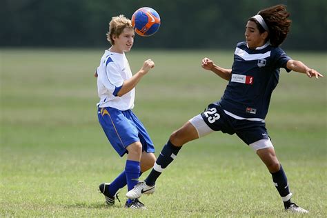 Fotos gratis césped campo juego jugar chico joven verde