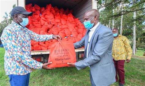 Ruto Makes First Public Appearance As He Visits Uhuru S Backyard