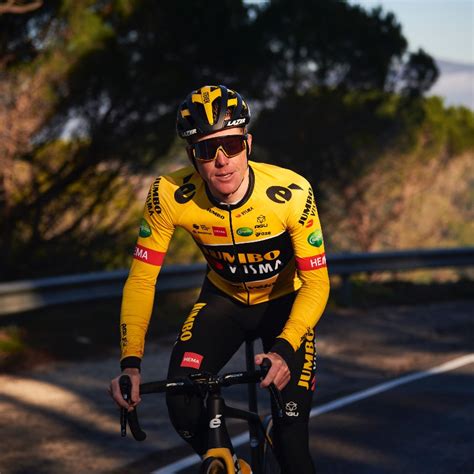 La formation Jumbo Visma présente ses maillots 2022