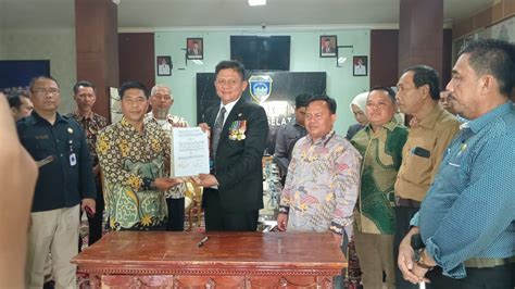 KPU Rp 39 8 Milliar Bawaslu Rp 15 1 Milliar Bupati Enos Teken