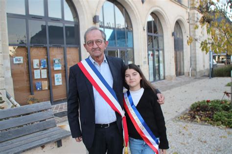 Tous Les Deux Maires De Cette Commune De La Sarthe Abbie Suit Les