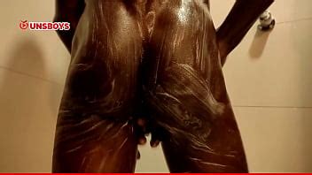 Chico caliente tomándose una ducha en la casa de su amigo gay XVIDEOS