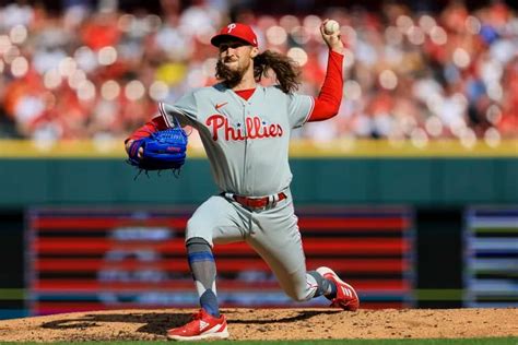 Cincinnati Reds Rout Philadelphia Phillies 13 0