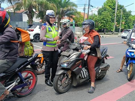 Operasi Keselamatan Candi 2024 Polres Karanganyar Bagi Bagi Cokelat