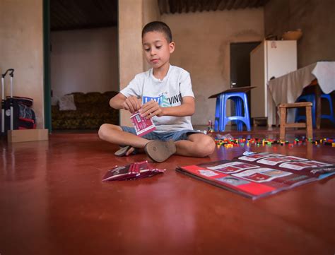 Menino que desenhou próprio álbum de figurinhas da Copa recebe