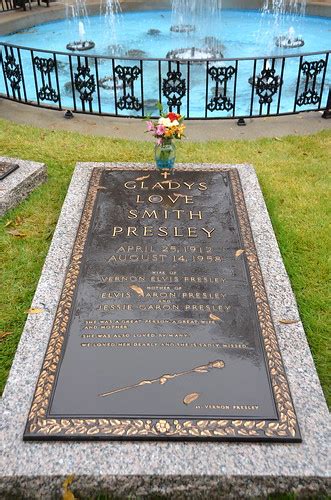 Gladys Presley Grave : Gladys Love Presley Grave Bares the Star of ...