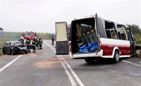 Czołowe zderzenie busa i samochodu osobowego na trasie do lotniska Nie