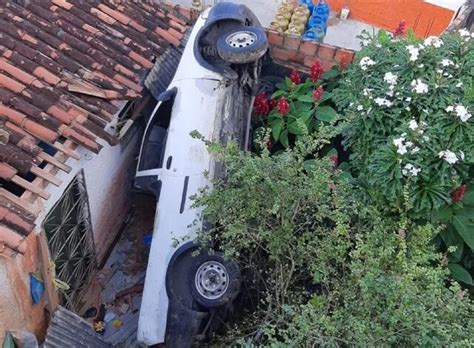 Motorista Perde Controle Da Dire O E Carro Cai Em Fundo De Casa Em