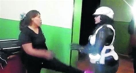 Arequipa Arequipa mujer agrede a su pareja y a una policía VIDEO