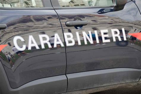 Roma Auto Dei Carabinieri Si Ribalta Dopo Scontro Ad Un Incrocio