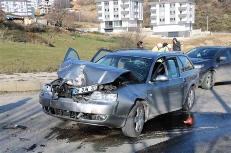 Otomobil iş makinesine çarptı 1 yaralı