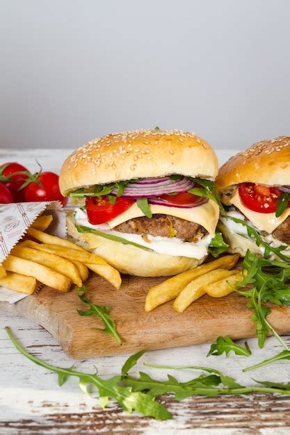 Hamburguesa De Carne Casera Con Queso Y Patatas Fritas En El Fondo De