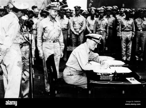 La II Guerra Mundial el Almirante Nimitz Firmar documento rendición