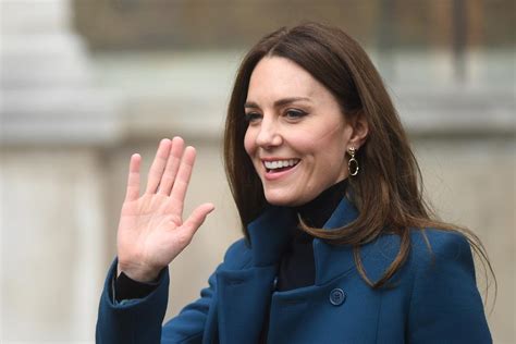 VÍDEO Após sumiço e especulações Kate Middleton reaparece em público