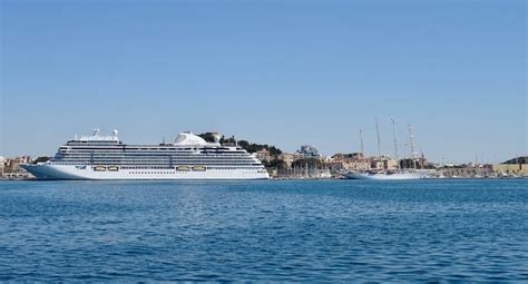 Primera Escala Del Buque Seven Seas Splendor En Cartagena Puente De