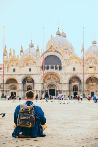 Joven Sentado En El Suelo Mirando La Iglesia De La Catedral De San