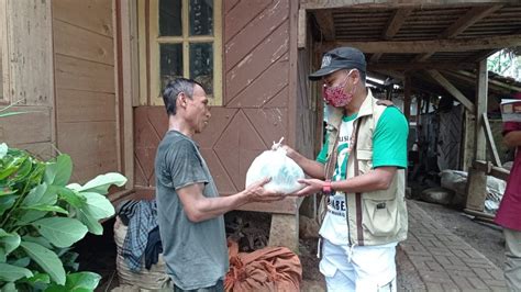 Front Persaudaraan Islam Garut Bagikan Paket Sembako Untuk Kaum