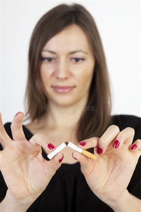 Femme Cassant Une Cigarette Photo Stock Image Du Habitude Main