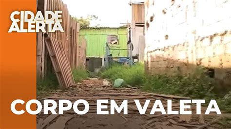 Pedestres encontram o corpo de um homem caído dentro de uma valeta