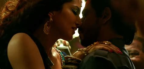 Watch The Electrifying Chemistry Between Sunny Leone And Shah Rukh