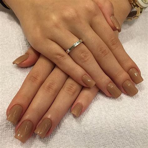 Este Tom De Nude Mais Fechado Deixa As Unhas Mais Sóbrias Beautiful