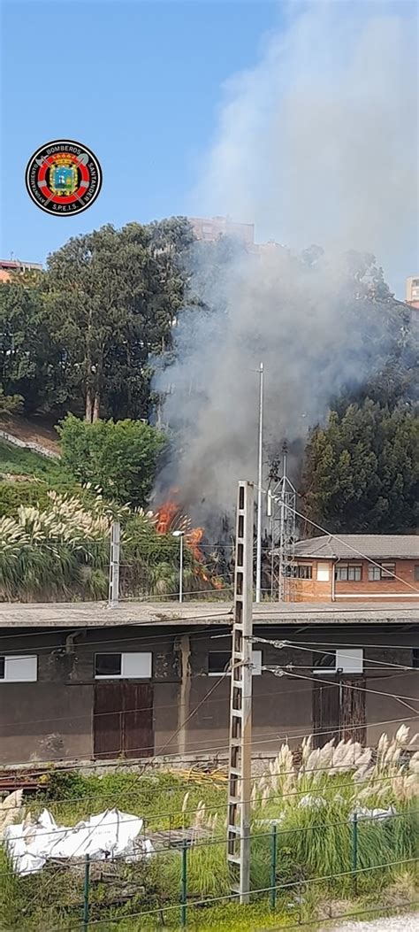 Bomberos de Santander sofocan un incendio de vegetación entre la calle