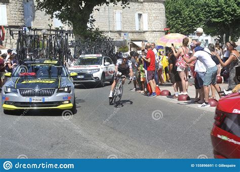 Pasaje De Los Coches De Asistencia A Los Ciclistas Del Tour De Francia