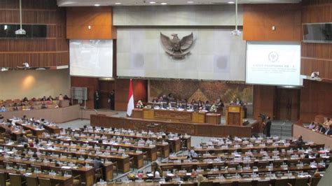 fungsi dpr  tugasnya  sistem hukum  indonesia gramedia