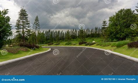 Paysage De Courbure Asphalte Route Vers La Montagne Dans Une Nature