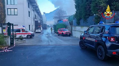 Incendio A Colico Allarme Diossina Finestre Chiuse E Attivit All