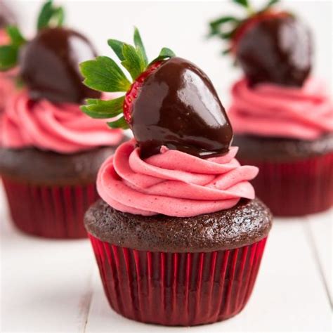 Chocolate Dipped Strawberry Cupcakes Garnish And Glaze