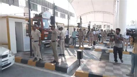 Protest On Bengaluru Mysuru Expressway Against High Toll Rate Police