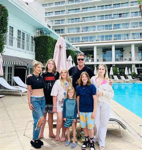 Dean Mcdermott Breaks Silence After Tori Spelling Files For Divorce